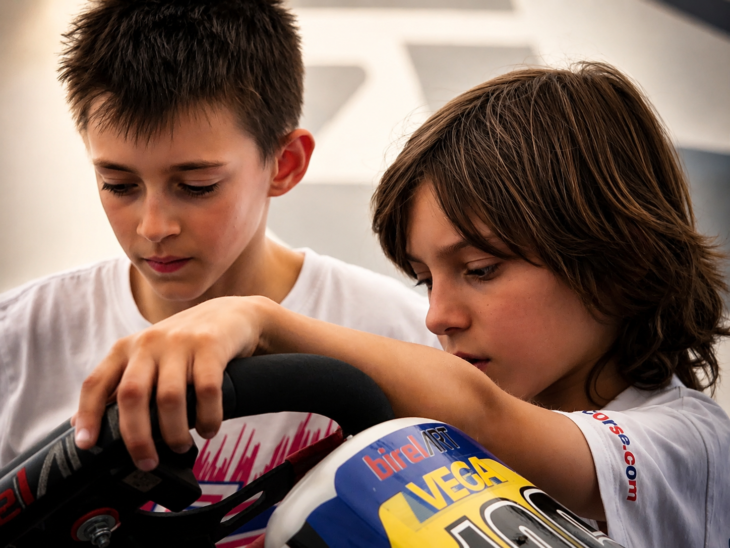 Young Filippo Massa and Andrea Kimi Antonelli looking at a kart during their first meeting